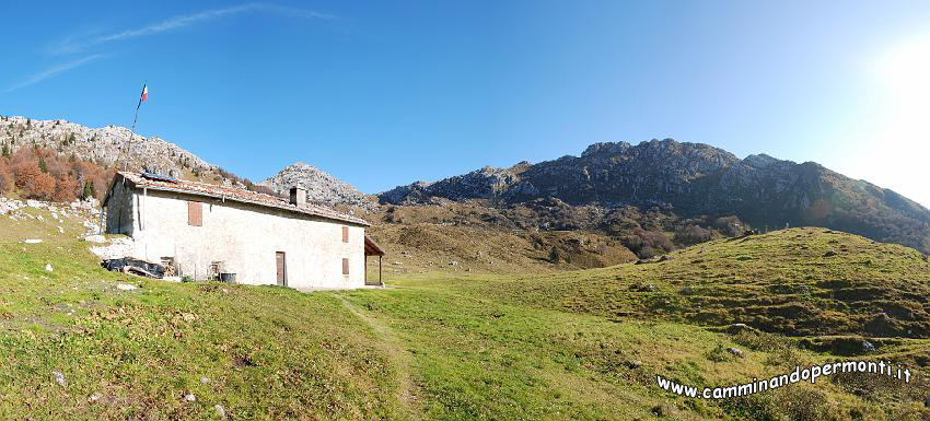 09 13081 Panoramica dalla Baita - al centro M Alben la Croce a dx M Alben.jpg
